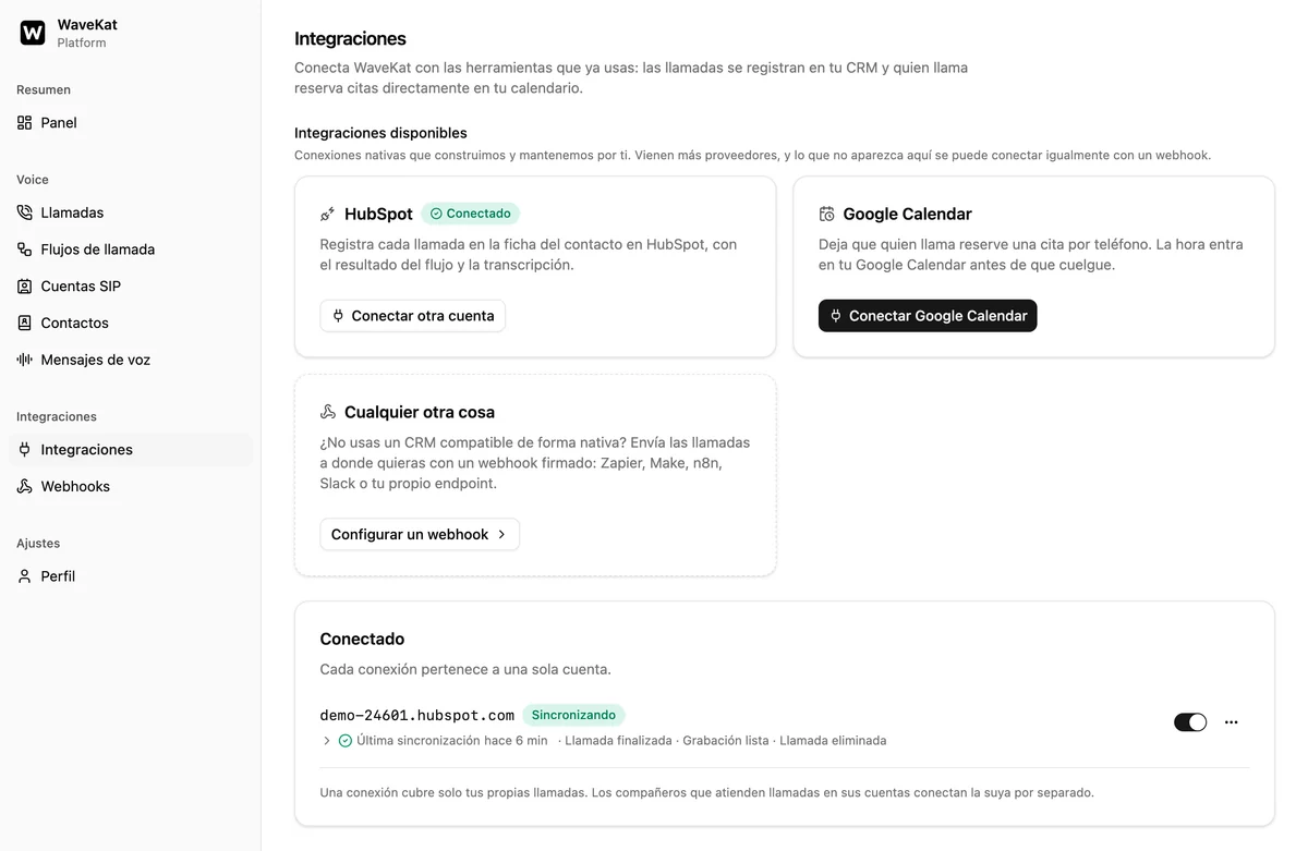 La página de integraciones de WaveKat en la web: HubSpot marcado como «Conectado» en el catálogo y, debajo, la cuenta conectada mostrando «Sincronizando» y su última sincronización hace unos minutos.